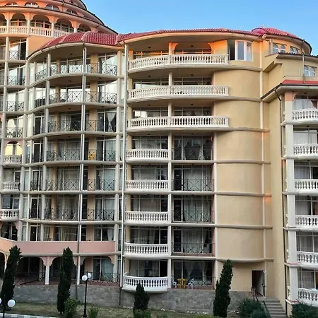 Atrium Apartment *
